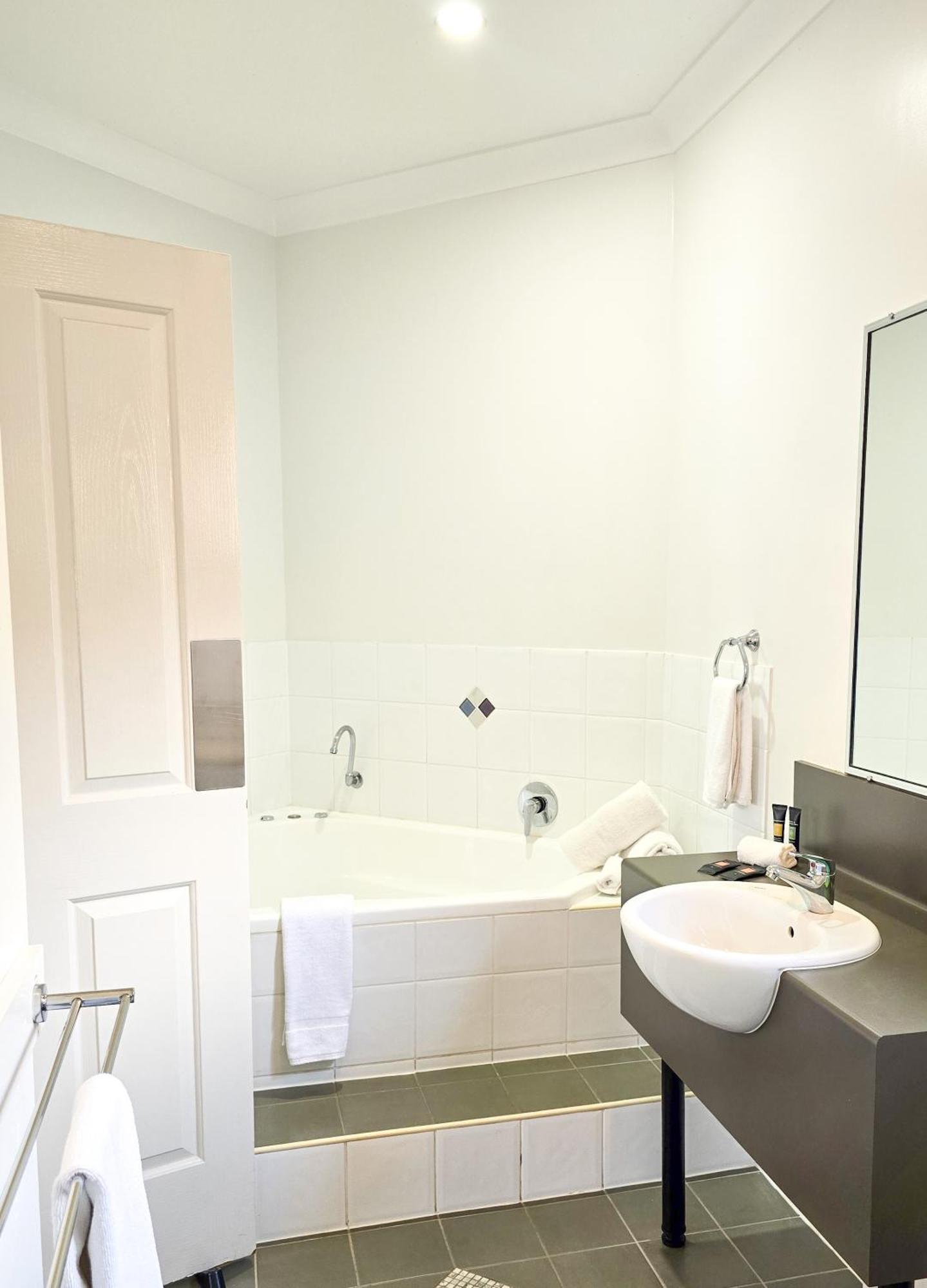 Ascot Lodge Motor Inn Kingaroy Bagian luar foto
