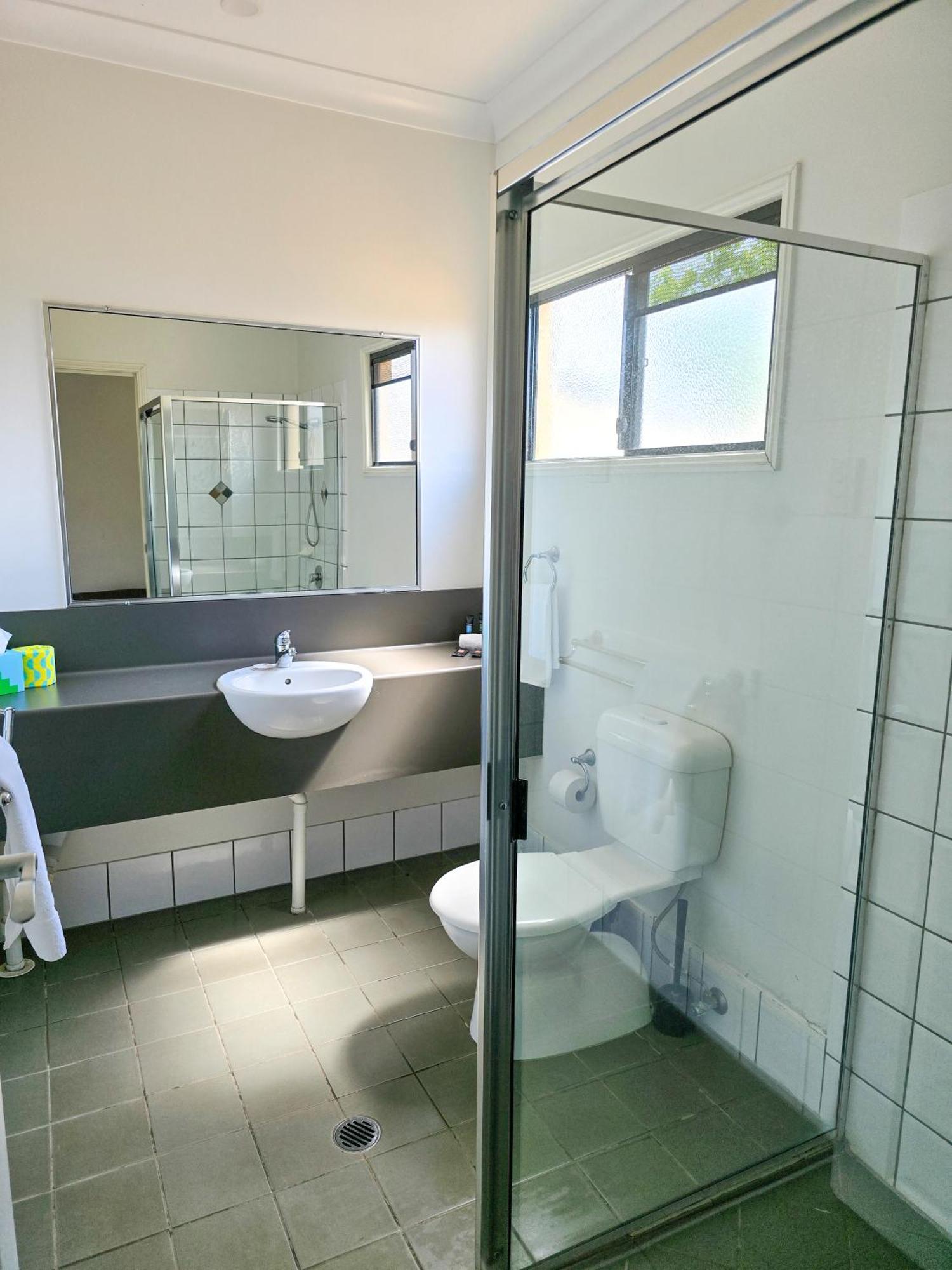 Ascot Lodge Motor Inn Kingaroy Bagian luar foto