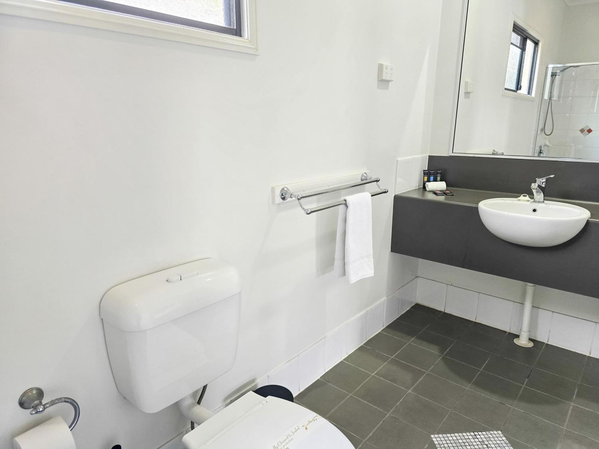 Ascot Lodge Motor Inn Kingaroy Bagian luar foto