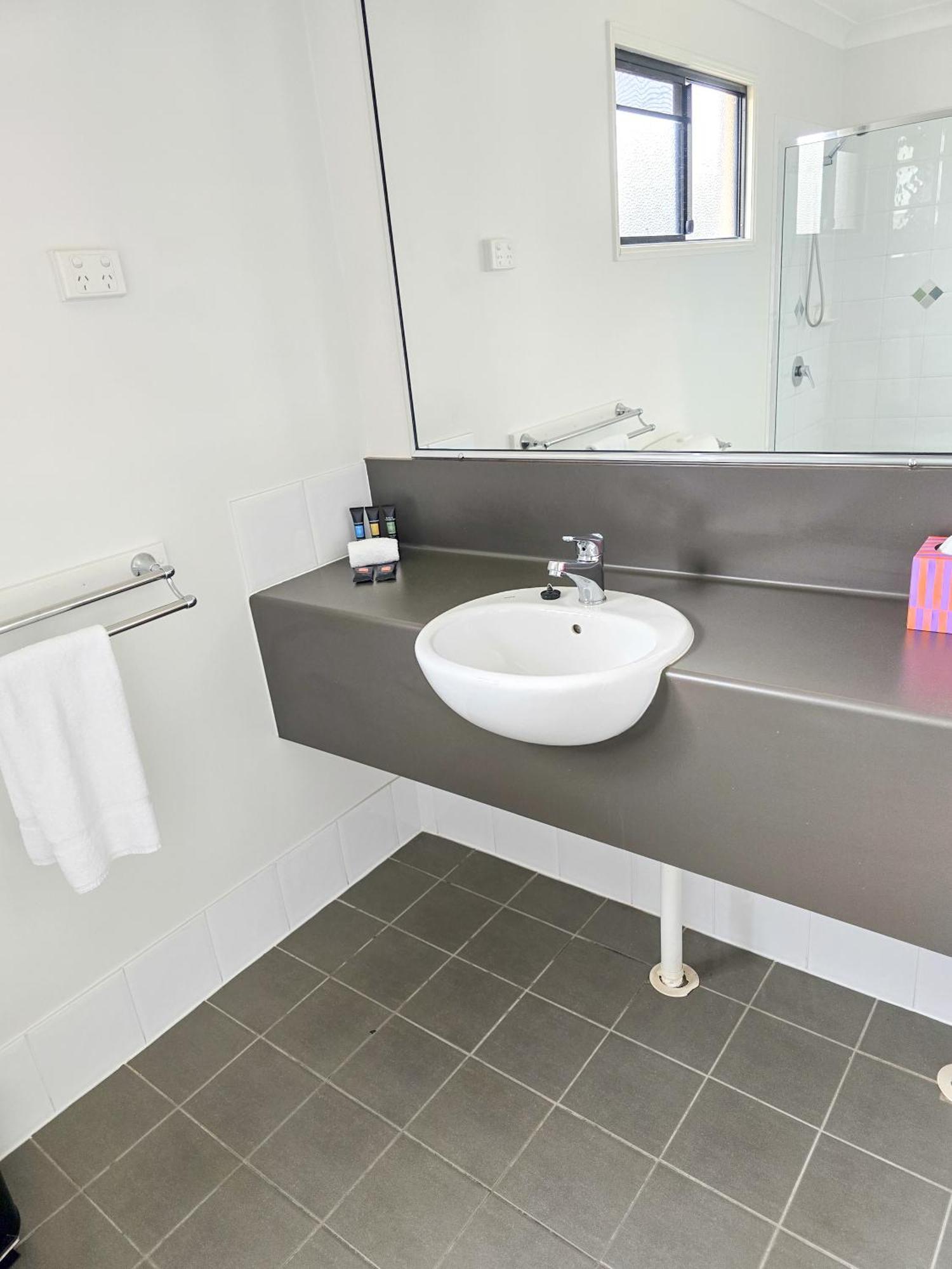 Ascot Lodge Motor Inn Kingaroy Bagian luar foto